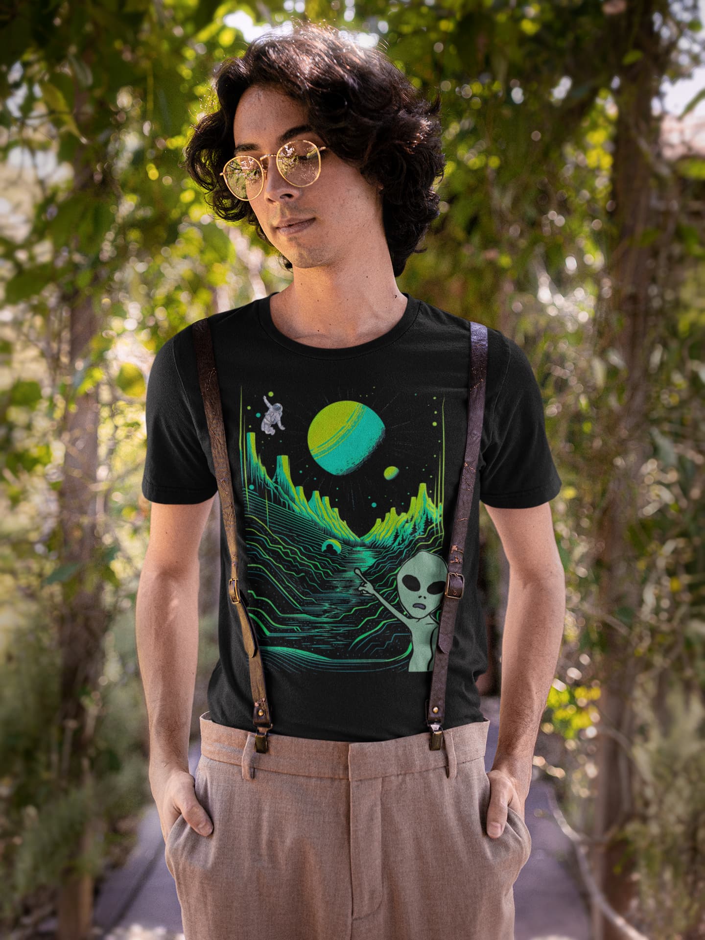 Astronaut Amigo graphic tee, black, alien and astronaut artwork